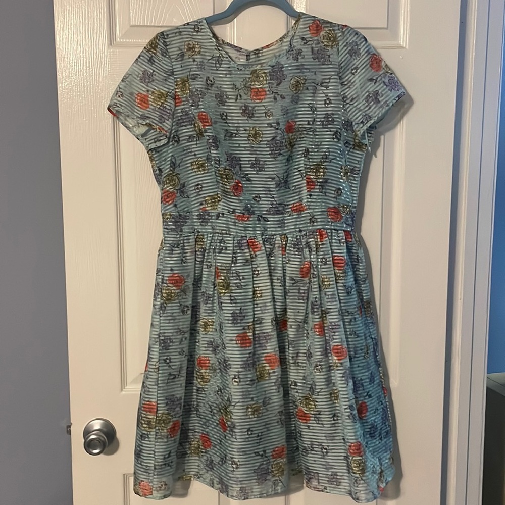 Gabby Skye floral short sleeve dress.